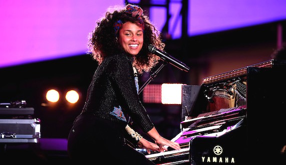675455669KC00033 Alicia Key 571x330 - Event Recap: Alicia Keys Performs Concert in Times Square To Celebrate New Album #HERE @aliciakeys @QtipTheAbstract @Nas @JohnMayer @questlove