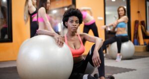 pexels andrea piacquadio 3768593 300x160 - Breaking Through Confidence Issues at the Gym